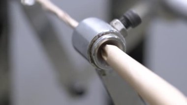 Fabrikadaki makinede karton tüp oluşturma işlemi. Kağıt belirli şekil ve boyutu elde etmek için metal silindirik elementlerden geçer.