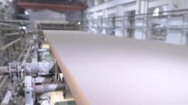Karton ağ atölyede kurutmak için taşıyıcı boyunca hareket eder. Mekanizma nemi ortadan kaldırır ve daha ileri işlemler için güçlü bir yapı yaratır.
