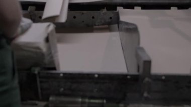 Fabrikadaki makinede kesilmiş karton çarşaf düzeyi. Yuvarlamalar, bitmiş ürünün düzgün ve pürüzsüz yapısını sağlayan malzemelere etki eder