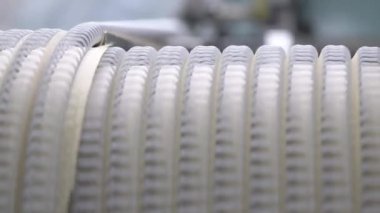 Dalgalı yapı kullanılarak bükülmüş karton üretimi. Web, dikkatli bir işlemden geçen büyük endüstriyel makine boyunca sorunsuzca hareket eder