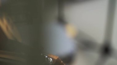 Domra sandalyeye oturmuştu. Klavyesi lambanın ışığında hafifçe parlıyordu. Güzel halk enstrümanı doğru zamanı bekliyor gibi görünüyor.