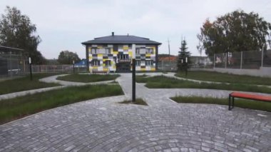 Modern renklere bürünmüş kırsal Kültür Evi binası. Konforlu meydanın merkezinde yer alan bina, eğitim dersleri için pek çok sınıfa ev sahipliği yapar.