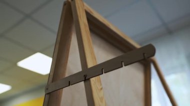 Her yükseklikteki öğrencilerin rahatlığı için boy ayarlayıcı ile modern çizim sehpası. Çocukların hayal gücünün sanatla geliştirilmesi