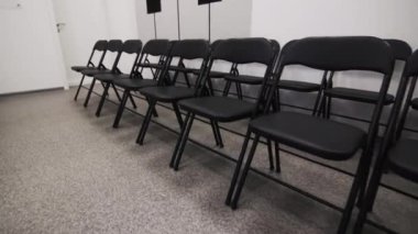 Seyirci sandalyeleri duvarda dizilmiş piyano tuşlarıyla koridorun büyük bir kısmını dolduruyor. Müzik salonu, odanın amacına uygun şekilde dekore edilmiş.