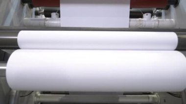 Kağıt sarma mekanizması malzemeyi oluşturmak için kullanılır. Ekipmanlar, daha ileri ulaşım için belirli bir yapı oluşturmaya olanak sağlar