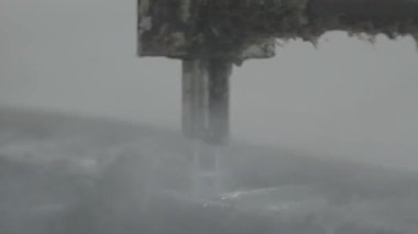 Kurutma makinesi karton fabrikasında kağıt ağı işliyor. Buhar akışı maddenin üzerine etki eder nemi yok eder ve yumuşaklığı yok eder