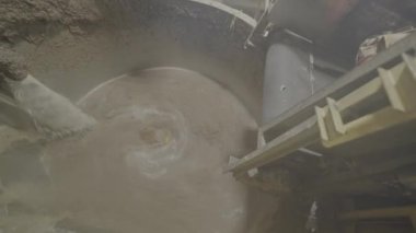 Ham maddeleri işlemek için tankı olan karton fabrikası atölyesi. Kağıt gelir ve konteynırın içine düşer. Çözüm yüzünden yumuşar.