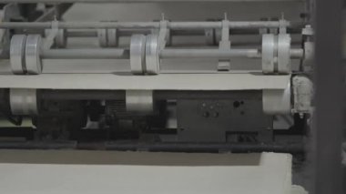 Karton ağ, silindirlerden yüzeye geçer. Özel mekanizma tamamlanmış ürünü düzgün bir şekilde gösterir ve gerekli koşulları sağlar