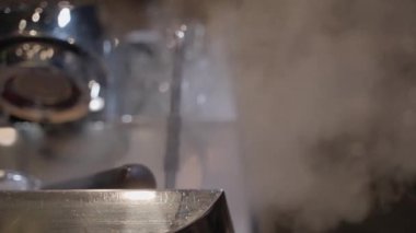 Hızlı temizlik sırasında kahve makinesinden çıkan sıcak buhar patlamaları. Barista etkinliği her bardağın yüksek standartlara ulaşmasını sağlar.