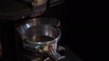 Ground Coffee, öğütücüden iskele filtresine kadar pürüzsüzce akıyor. Zengin kahverengi renk ve doku kahve karışımının tazeliğini vurguluyor