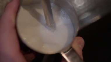 Süt yüzeyinde küçük kabarcıklar kremsi köpüğe dönüşür. Kahveci büyüsünün tatmin edici anı. Her baloncuğun barista hassasiyetini anlattığı an.