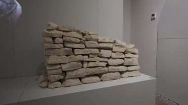 Taş parçası tarihi yapının gücünü gösteriyor. Taş duvar parçası, antik inşaat işçiliğinin kalıcı bir hatırlatıcısı olarak hizmet veriyor.