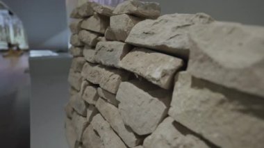 Müzede zamanın aşındırdığı taş bir duvar var. Değerli bir eser, dönemin inşaat tekniklerini gösteriyor. Sert doku, yüzyıllar öncesinden bahseder.