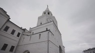 Kazan Kremlin saat kulesi zamanın ve geleneğin sembolü olarak duruyor. Binanın sonsuz yüzü, ziyaretçilere ebedi mirası hatırlatıyor.