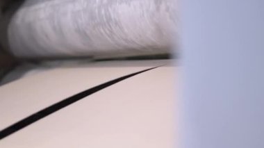 Karton çarşafların özel uzun şaflardan hizalanma aşaması. Biten yüzey düzgün ve pürüzsüz bir şekilde gerekli koşullara kavuşur