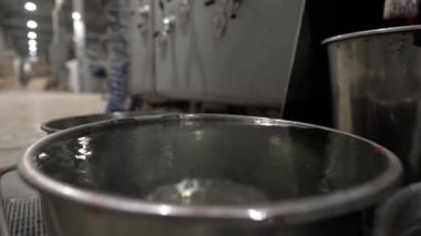 Hammaddeleri atık kağıt şeklinde suya batırmak. Özel malzemelerin fibröz kütleye dönüştürülmesi karton bazlı üretim sağlar