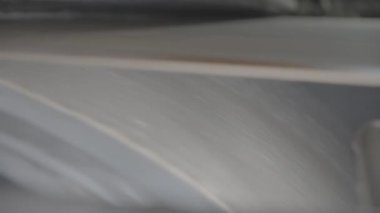 Fabrika atölyesinde çalışırken silindir ve karton levha. Biten malzeme şekil alır ve depolama için fabrika deposuna taşınır.