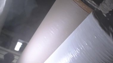 Su, atölyedeki kağıt ağdaki kimyasalları ve kirliliği temizler. Gerekli koşulları sağlamak için malzeme uzun silindirlerden geçer