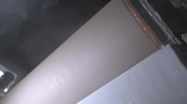 Karton atölyedeki özel makinede kağıt ağı yıkamak. Su, kimyasal atıklar ve mekanik kirlilikten yüzeyi temizler.