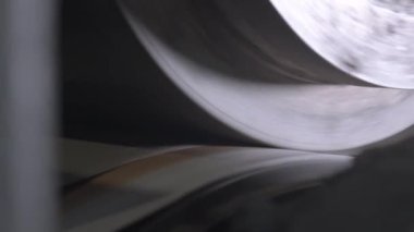 Taşıyıcı silindir, atölyedeki kağıdın yüzeyindeki nemi buharlaştırmak için döner. Döndürme mekanizması bir sonraki işleme için temiz yüzey hazırlar