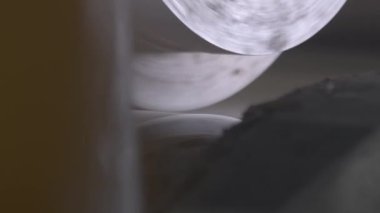 Döndürme silindiri, temiz kağıt yüzeyi için gerekli koşulları sağlar. Buhar ürün dayanıklılığı ve atölyede istikrar sağlayan malzemeyi etkiler