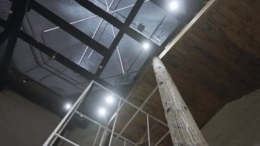 Tarih müzesi kubbesi destekleyici yapılar sunuyor. İç dekorasyon, izleyicilerin dikkatini dağıtmadan minimalist bir şekilde düzenlenmiştir.