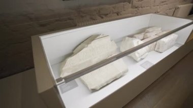 Çimento parçaları ve eski duvar süslemeleri. Basit süslemeler ve semboller şeklinde alçı oymalar. Eski duvar dekorasyonu