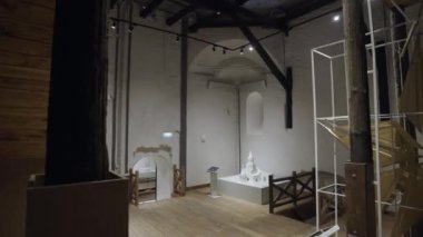 Şato modelleri ve sanat eserleri koleksiyonu Ulusal Tarih Müzesi salonundadır. Tasarım, ziyaretçileri ortaçağ kalesinin atmosferine sokuyor
