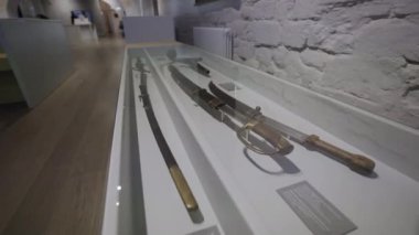 Eski çelik kılıçlar ve top gülleleri ziyaretçilerin ilgisini çeken şeffaf bir vitrine yerleştirilmiş. Eski askeri silahların gösterimi