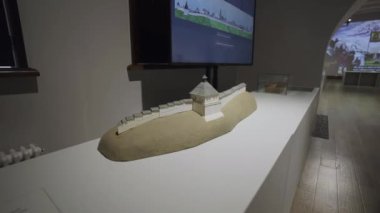 Savunma kalesi modeli tarih müzesinde sergileniyor. Duvarlardaki monitörler görkemli bir yapının ve insanların eski zamanlarda yaşadıklarının büyüleyici hikayesini anlatıyor.