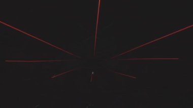 Koni kulesinin metal destek kirişlerinde aydınlanma. Parlak hareket eden ışıklar ziyaretçileri büyülüyor. Müze atmosferinde etkinlik düzenliyorlar.