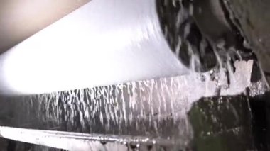 İşlem sırasında karton kurutmak için taşıyıcının alt kısmı. Tekerlek kağıt malzemesindeki nemi kaldırır ve ürünü daha da ileri götürür.