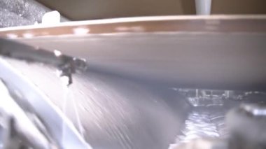 Karton malzeme işlemek için nemlendirici makine. Büyük silindirik nesne, fabrikanın çalışma alanı etrafında düz kağıt sayfaları taşıyor
