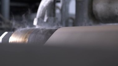 Karton ağ atölyede nem kaybettiren silindir boyunca ilerler. Kurutma işlemi, bir sonraki işlem aşaması için büyük sayfaların hazırlanmasına izin verir
