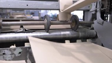 Mekanizma silindirleri karton çarşafların yüzeyini etkiler. Geniş atölye, eşit ve pürüzsüz nihai ürünler yaratmak için ekipman içerir