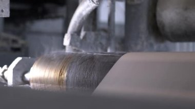 Karton kurutma makinesi kartondan nemi temizler. Büyük dönen silindirler malzemeyi dayanıklı ve pürüzsüz bir ürüne dönüştürür