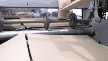 Büyük karton seviyelendirme makineli üretim hattı. Ekipman efekti materyali daha ileri ambalaj için pürüzsüz son ürün oluşturma