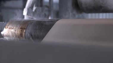 Kurutma ünitesinin büyük silindirleri yoğun karton malzeme oluşturur. Yüksek sıcaklıklara dayanıklı patinaj malzemeleri operasyon güvenliğini sağlar