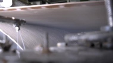 Atölye, ısı yok etme için özel bir mekanizma içeriyor. Soğutma bölümü, daha fazla endüstriyel kullanım için uygun kağıt ürünü oluşturulmasını sağlar