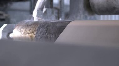 Nemlendirici makine, karton işlemleri atölyede yapar. Büyük ısıtılmış silindir ısıyı emer ve gerekli maddi durumu yaratır.
