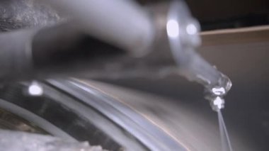 Dükkan, kağıttan ısı emme mekanizması olan bir makine içeriyor. Büyük makine hareket halindeki ağın yüzeyini belli bir açıyla su akışıyla etkiler