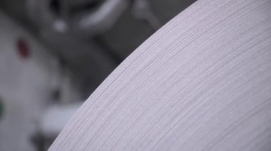 Depo daha fazla yükleme için büyük bitmiş karton rulo depoluyor. Yuvarlak malzeme biçimi bitki yoluyla hızlı ve güvenilir ürün hareketi sağlar
