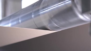 Kağıt ağı oluşturmak için makineli karton fabrikası atölyesi. Seviyelendirme bölümü mekanizmaları ürünle çalışmak için düz yüzey oluşturur