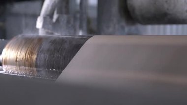Büyük kağıt madde kurutma makinesi olan sanayi atölyesi. Isıtılmış silindirik nesne yoğun ürün yapısı oluşturmak için nemi kaldırır