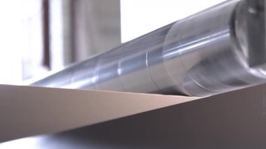 Karton yüzeyi düzleştirmek için silindirli taşıma bandı. Atölye kağıdı düzleştirme için makine ve ağ hareketi için mekanizmalar içerir