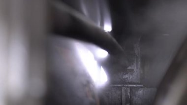 Büyük kurutma mekanizması bitkideki maddelerin ısısını emer. Özel dönen makine ağdan nem temizler ve buhar çıkarır.