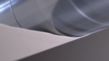 Seviyelendirme makinesi malzeme yüzeyini işler. Özel mekanizma, daha fazla paketleme aşaması için pürüzsüz kağıt ağı oluşturulmasını sağlar