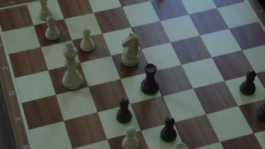 Satranç oyunu devam ediyor. Gemide hala birkaç parça var. Oyuncular sağ olsun. Beyaz Kral ve Şövalye savunma pozisyonu aldı.