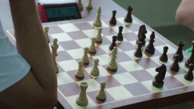 Harekete geçmeden önce düşüncelerle boğuşan bir adam. Entellektüel beceriler geliştirmek için masa oyunu kavramı