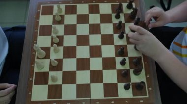 Rakipler masada oturan satranç tahtasına satranç taşları yerleştirirler. Zaman kontrollü satranç yarışması için hazırlık süreci kavramı